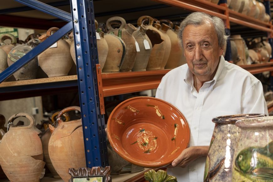 Enric Pacreu con una de las piezas dadas en el Terracotta Museu | © Fondo: Archivo de imagenes del Terracotta Museu. Autor: Jordi Geli Enric Pacreu con una de las piezas dadas en el Terracotta Museu | © Fondo: Archivo de imagenes del Terracotta Museu. Autor: Jordi Geli