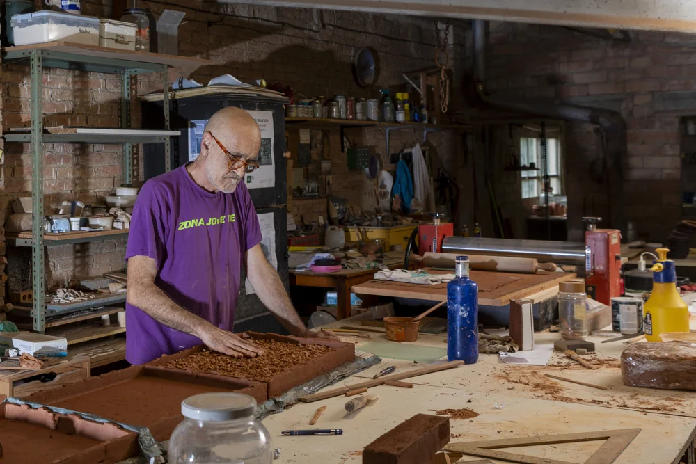 Emili Biarnès al seu taller | © Terracotta Museu | Autor: Jordi Geli