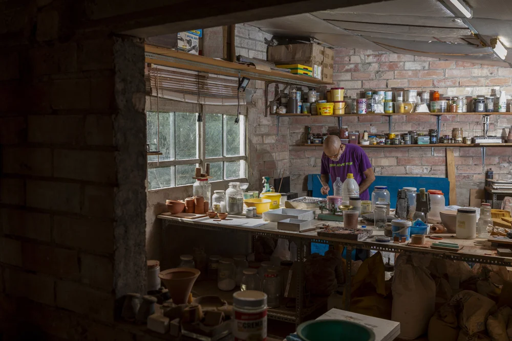 Emili Biarnès al seu taller | © Terracotta Museu | Autor: Jordi Geli