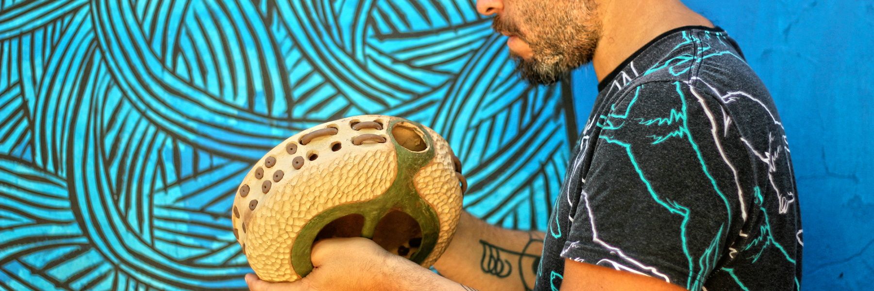 Una persona amb un instrument de ceràmica a les mans