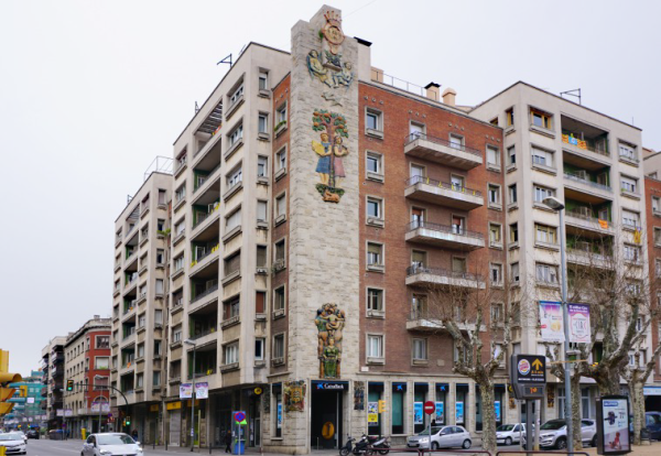 Vista general de l’Edifici de “La Caixa” de Girona. | © Ferran Vilà-Clara Grasiot