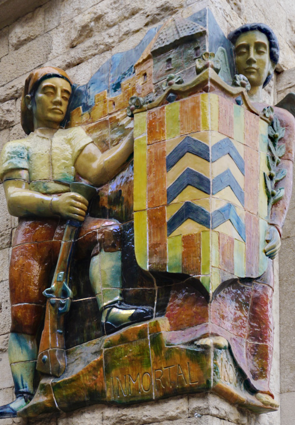 Relleu als defensors de Girona durant la guerra del Francès. Cantonada de la plaça Poeta Marquina amb la carretera de Barcelona (edifici de “La Caixa” de Girona). | © Ferran Vilà-Clara Grasiot