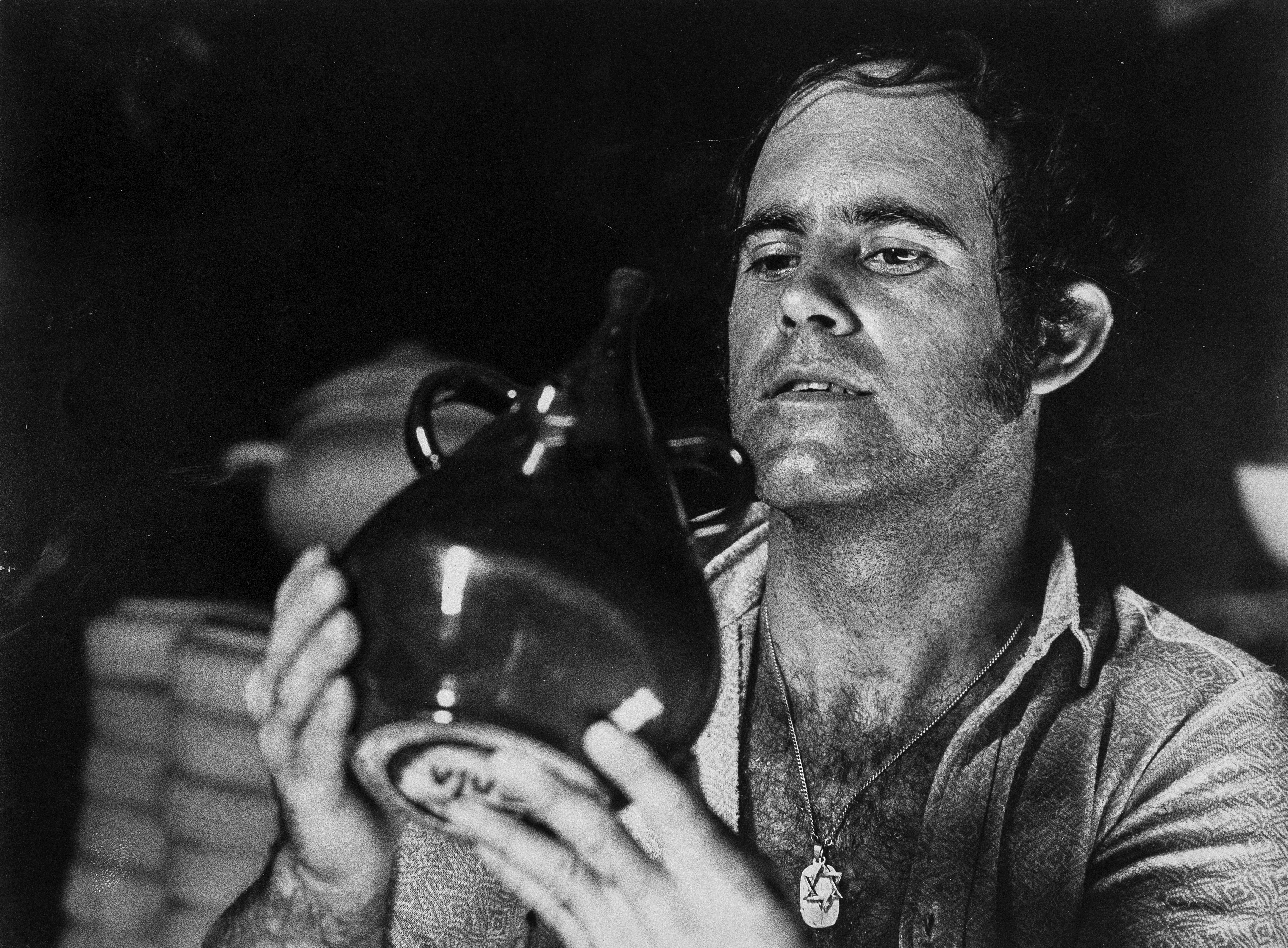 Carles Sala revisando una pieza recién salida del horno (1981) | © Fotografía Jean Roig. Colección Carles Sala Mitjà. Archivo de imágenes Terracotta Museu