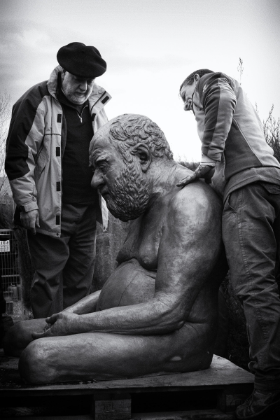 Javier Garcés y Carlets sacando del horno la escultura “Carlets negre” en la Escola de Ceràmica de la Bisbal. Año 2015. | © Adela Piera