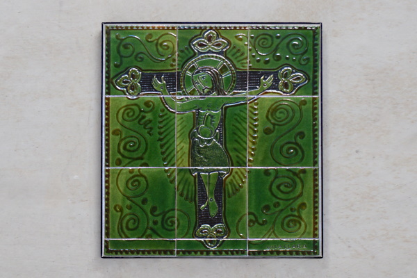 Plafó del Crist a la creu. Terra vermella, engalbes i vernís. Galetera. Dibuix ratllat i xeringa. Josep Vilà Clara, 1968. 49,5x47 cm. TM. 7907 | © Ferran Vilà-Clara Grasiot