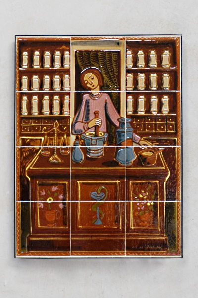 Plafó del farmacèutic 4. Terra vermella, engalbes i vernís. Galetera. Dibuix ratllat i xeringa. Josep Vilà Clara, 1971. 61,5x46 cm. TM. 10604. | © Ferran Vilà-Clara Grasiot