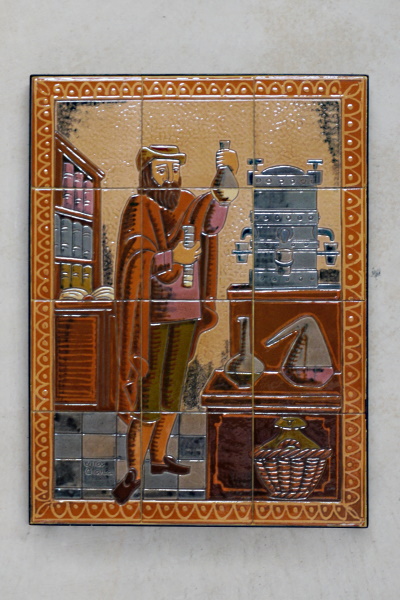 Plafó del farmacèutic 1. Terra vermella, engalbes i vernís. Galetera. Dibuix ratllat i xeringa. Josep Vilà Clara, 1972. 61,5x46 cm. TM. 9763. | © Ferran Vilà-Clara Grasiot