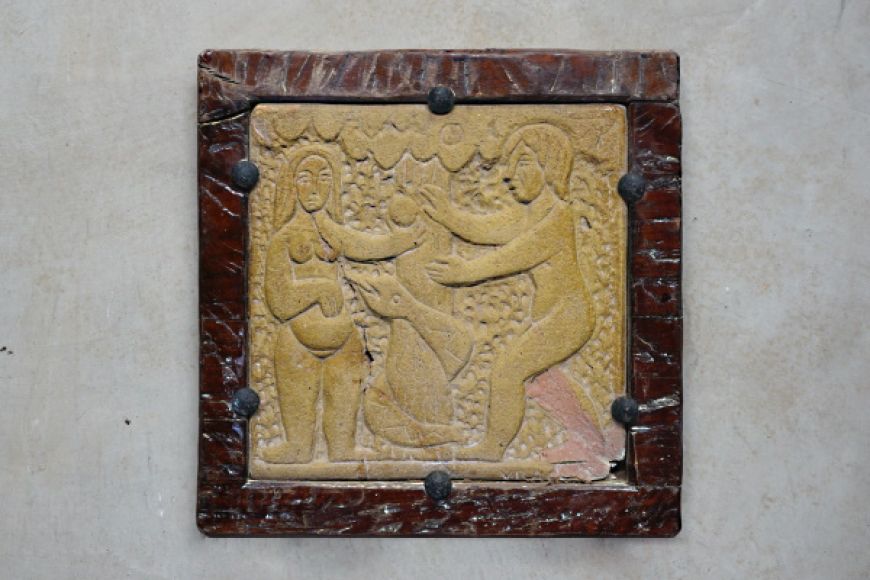 Placa d’Adam i Eva. Terra vermella, engalba de Fonteta i vernís. Baix relleu. Josep Vilà Clara, 1964. 39x39 cm. TM. 10329. | © Ferran Vilà-Clara Grasiot