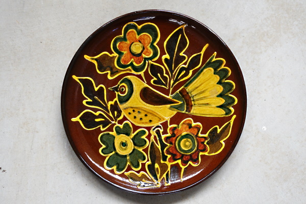 Plata de l’ocell i les flors. Terra vermella, engalbes i vernís. Torn. Decoració a xeringa. Josep Vilà Clara, 1958. Ø 29,5 cm. TM. 8813. | © Ferran Vilà-Clara Grasiot