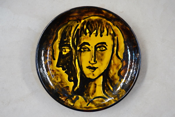 Plata de les dues cares. Terra vermella, engalbes i vernís. Motlle. Decoració a pinzell. Josep Vilà Clara, 1969. Ø 34,5 cm. TM. 9295. | © Ferran Vilà-Clara Grasiot