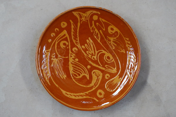 Plata dels peixos i bombolles. Terra vermella, engalbes i vernís. Torn. Decoració a xeringa. Josep Vilà Clara , 1959. Ø 36 cm. TM. 8812. | © Ferran Vilà-Clara Grasiot