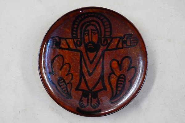 Plata del Crist a la creu. Terra vermella, engalbes i vernís. Torn. Decoració a pinzell. Josep Vilà Clara, 1958. Ø 33 cm. TM. 7910. | © Ferran Vilà-Clara Grasiot