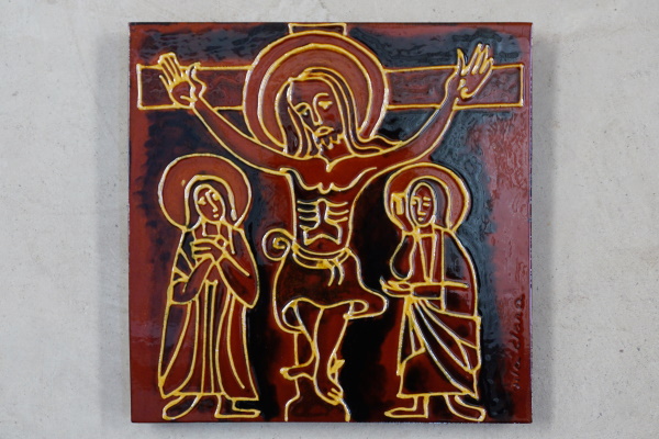 Plafó del Crist a la creu. Terra vermella, engalbes i vernís. Galetera. Dibuix ratllat i xeringa. Josep Vilà Clara, 1968. 49,5x47 cm. TM. 7907. | © Ferran Vilà-Clara Grasiot