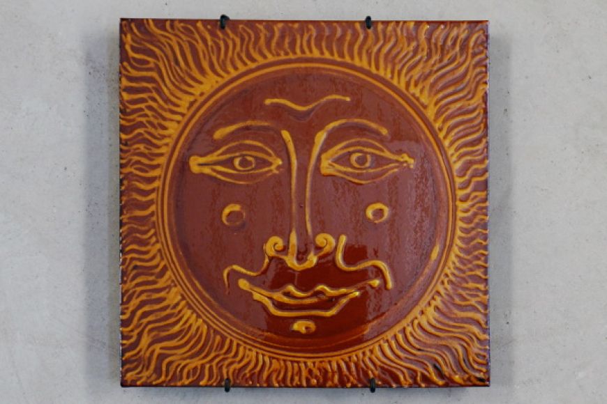 Placa del sol. Terra vermella, engalbes i vernís. Galetera. Dibuix ratllat i xeringa. Josep Vilà Clara, 1972. 28x28 cm. TM. 7909. | © Ferran Vilà-Clara Grasiot