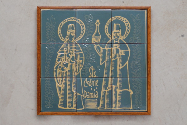 Plafó de Sant Cosme i Sant D amià . Terra vermella, engalbes i vernís. Galetera. Dibuix ratllat i xeringa. Josep Vilà Clara, 1973. 49x49 cm. TM. 9809. | © Ferran Vilà-Clara Grasiot