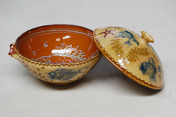 Sopera i tapa. Terra vermella, engalbes i vernís. Torn. Decoració a xeringa. Josep Vilà Clara, 1968. 20x28 cm. TM. 8803 i 8804. | © Ferran Vilà-Clara Grasiot