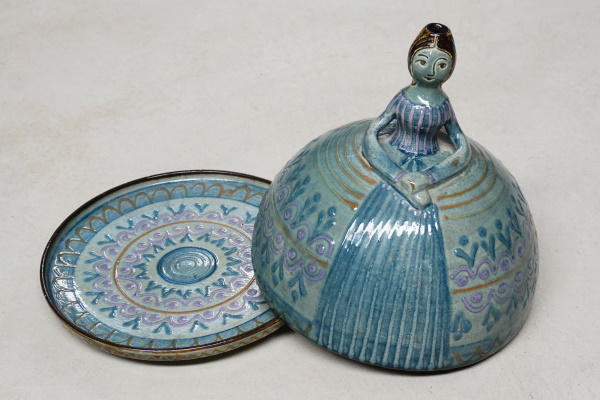 Formatgera. Terra vermella, engalbes i vernís. Torn. Decoració a xeringa. Josep Vilà Clara, 1972. 23x22 cm. Col·lecció particular. | © Ferran Vilà-Clara Grasiot