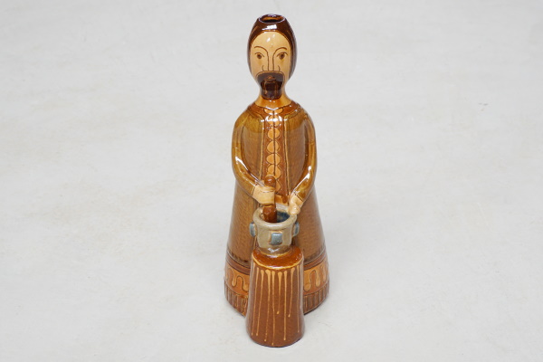 Farmacèutic. Terra vermella, engalbes i vernís. Torn i modelatge manual. Dibuix ratllat i pinzell. Josep Vilà Clara, 1972. 30x14 cm. TM. 9746. | © Ferran Vilà-Clara Grasiot