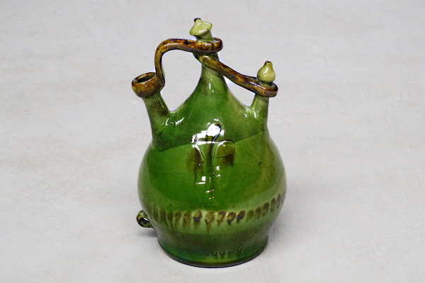 Mamet. Terra vermella, engalbes i vernís verd. Torn. Decoració a xeringa. Josep Vilà Clara, 1958. 26x17 cm. TM. 7887. | © Ferran Vilà-Clara Grasiot