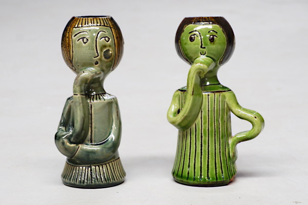 Espelmatòries. Terra vermella, engalbes i vernís. Torn i modelatge manual. Dibuix ratllat i pinzell. Josep Vilà Clara, 1961. 15x6 cm. TM. 10446 i 10447. | © Ferran Vilà-Clara Grasiot