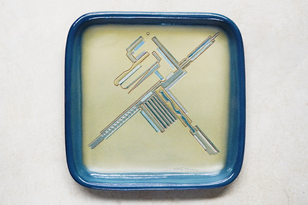 Plata. Terra vermella, engalbes i vernís blau amb textura. Motlle. Dibuix ratllat i xeringa. Josep Vilà- Clara Garriga, 1983. 42x42 cm. TM. 9297. | © Ferran Vilà-Clara Grasiot