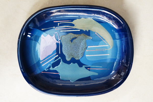 Plata. Terra vermella, engalbes i vernís blau. Motlle. Bany i decoració a xeringa. Josep Vilà- Clara Garriga, 1985. 34,5x44,5 cm. TM. 9749. | © Ferran Vilà-Clara Grasiot