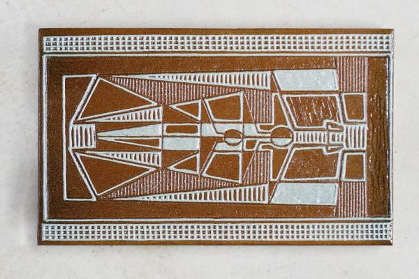 Placa. Terra vermella, engalba i vernís texturat. Galetera. Dibuix ratllat i xeringa. J. Vilà-Clara Garriga, 1978. 40x24 cm. TM. 9296. | © Vilà-Clara Grasiot