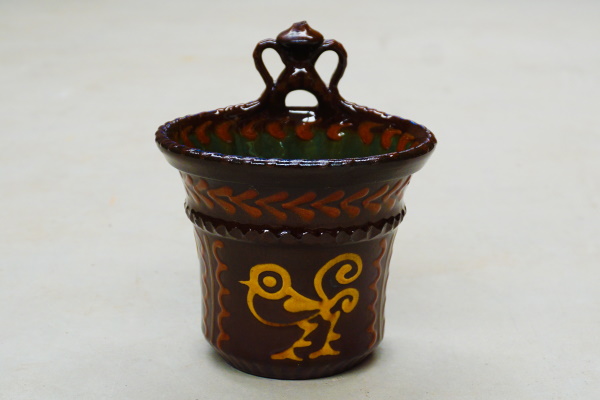 Cullerer. Terra vermella, engalbes i vernís. Torn i modelatge manual. Decoració a xeringa. Josep Vilà Clara, 1968. 17x15 cm. TM. 10448. | © Ferran Vilà-Clara Grasiot