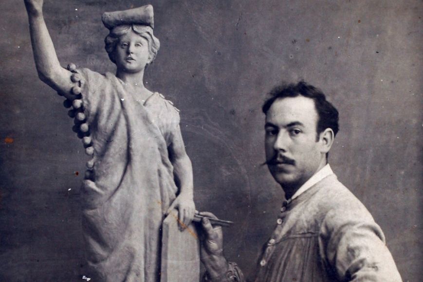 Emili Casas. Autorretrato con la escultura 