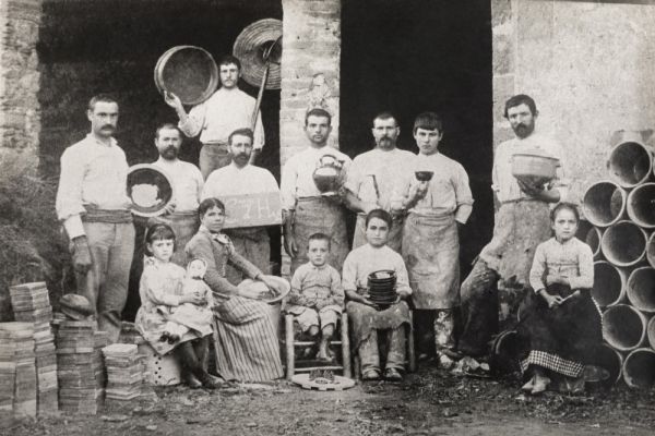 Família de terrissers i llurs treballadors al pati de l’obrador “El Nuevo Mundo”, popularment “cals Americanos” (la Bisbal,1900 ca.) | © Foto autor desconegut. Col. Jordi Frigola i Arpa. Terracotta Museu Família de terrissers i llurs treballadors al pati de l’obrador “El Nuevo Mundo”, popularment “cals Americanos” (la Bisbal,1900 ca.) | © Foto autor desconegut. Col. Jordi Frigola i Arpa. Terracotta Museu