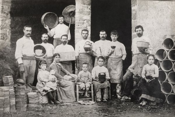 Familia de alfareros y sus trabajadores en el patio del obrador “El Nuevo Mundo”, popularmente “cals Americanos” (la Bisbal,1900 ca.) | © Foto autor desconocido. Col. Jordi Frigola y Arpa. Terracotta Museu