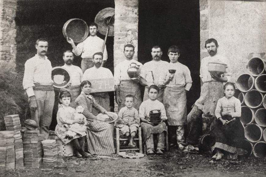 Familia de alfareros y sus trabajadores en el patio del obrador “El Nuevo Mundo”, popularmente “cals Americanos” (la Bisbal,1900 ca.) | © Foto autor desconocido. Col. Jordi Frigola y Arpa. Terracotta Museu Familia de alfareros y sus trabajadores en el patio del obrador “El Nuevo Mundo”, popularmente “cals Americanos” (la Bisbal,1900 ca.) | © Foto autor desconocido. Col. Jordi Frigola y Arpa. Terracotta Museu