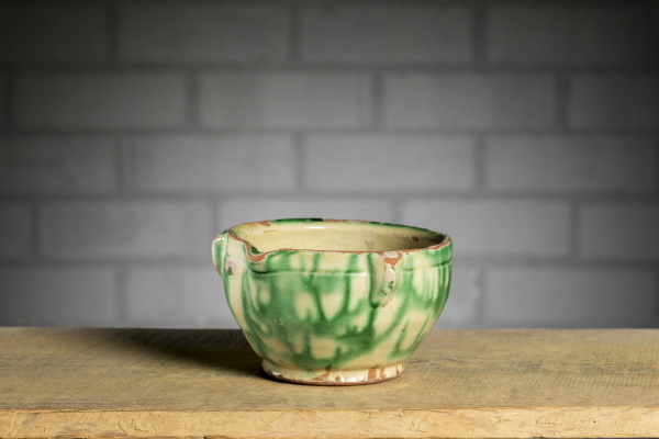 Morter: Per moldre i picar els aliments (o d’altres substàncies) que es volen reduir o polvoritzar. Bany d’engalba blanca de base, esquitxos de vernís verd i vernís transparent al damunt. TM. 8106 | © Jordi Geli / Terracotta Museu