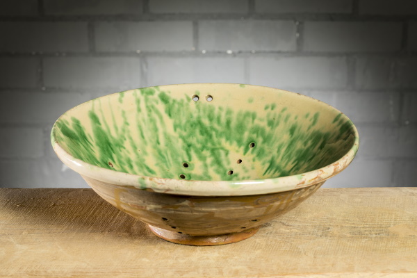 Escorredora: per posar-hi a escórrer algun aliment com ara l’enciam i altres verdures de fulla, la fruita rentada, el peix... Bany d’engalba blanca de base, esquitxos de vernís verd i vernís transparent al damunt. TM. 7831 | © Jordi Geli / Terracotta Museu