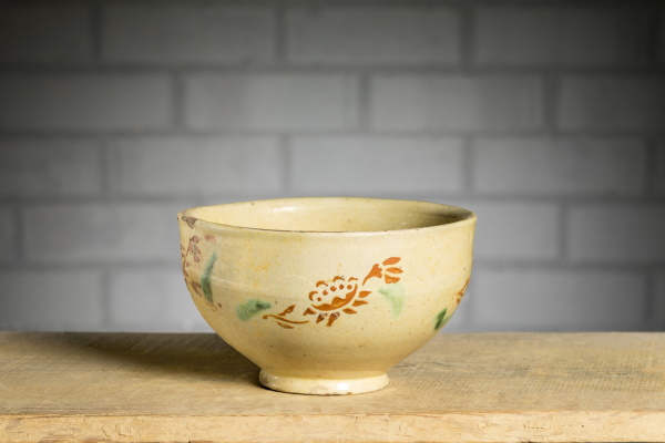 Bol o escudella: tant per beure com per menjar sopes. Bany d’engalba blanca de base, decoració amb engalba vermella aplicada a trepa i vernís. TM. 8295