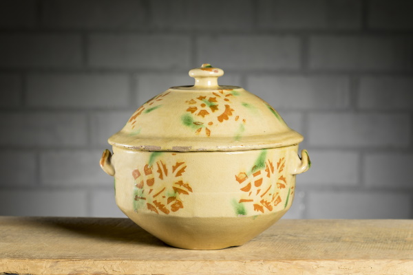 Sopera: Per escudellar el caldo o el brou a taula. Bany d’engalba blanca de base, decoració amb engalba vermella aplicada a trepa i vernís. Col·lecció particular. | © Jordi Geli / Terracotta Museu