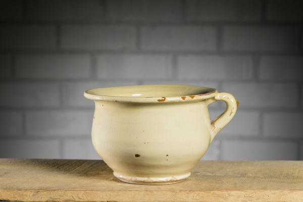 Orinal o gibrelleta: Per alleugerir les necessitats fisiològiques. Bany d’engalba blanca i vernís. TM. 8054 | © Jordi Geli / Terracotta Museu