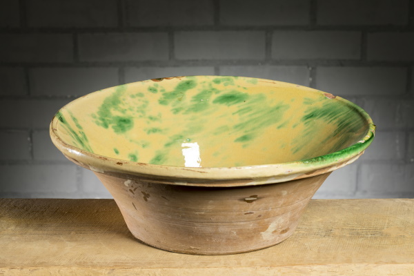 Conca (o gibrell): Per rentar la vaixella, per treballar la massa del pa i altres derivats de la farina, per sagnar el porc, per portar la roba a estendre… Bany d’engalba blanca de base, esquitxos de vernís verd i vernís transparent al damunt. TM. 1704 | © Jordi Geli / Terracotta Museu