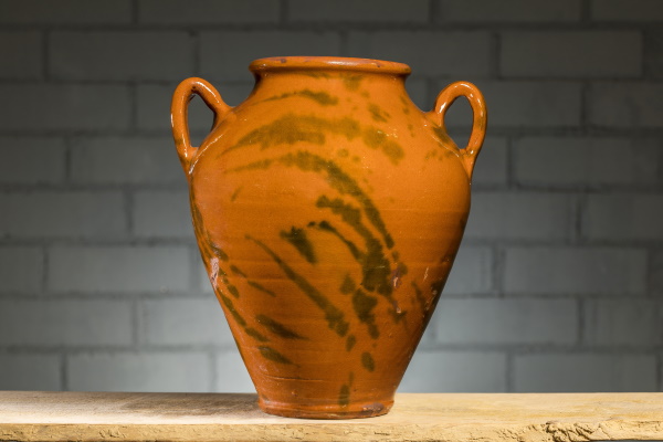 Gerra: Per emmagatzemar i conservar aliments adobats, per posar-hi mel, olives... Bany d’engalba vermella de base, esquitxos de vernís verd i vernís transparent al damunt. TM. 2989 | © Jordi Geli / Terracotta Museu