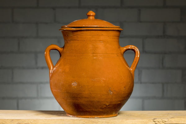 Gerra de greix (i cobertora): per guardar el greix o el llard del porc. Bany engalba vermella i vernís. TM. 1668 i 1669 | © Jordi Geli / Terracotta Museu