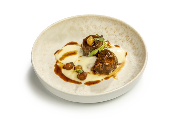 Cua de bou desossada i farcida amb moll de l’os sobre patates amb cebetes i ratafia. | © Jordi Geli / Terracotta Museu