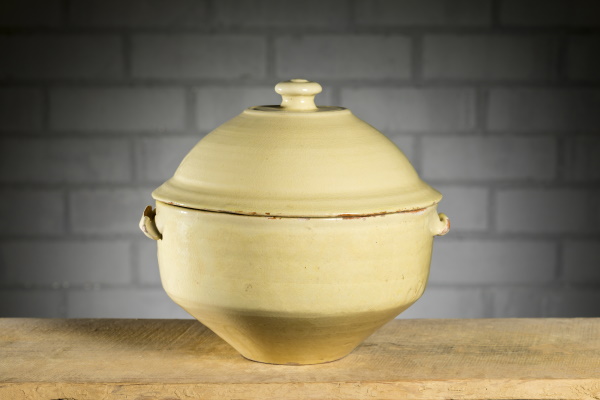 Sopera: per escudellar el brou o la sopa a taula. Bany d’engalba blanca i vernís. TM. 1677 | © Jordi Geli / Terracotta Museu