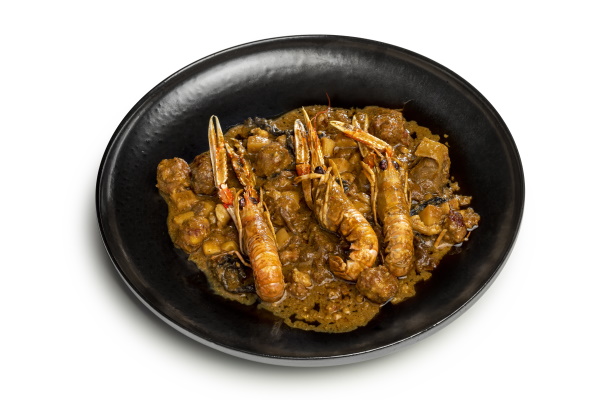 Mosaic amb productes de mar i muntanya amb rossinyols i trompetes de la mort amb toc de xocolata negra. | © Jordi Geli / Terracotta Museu