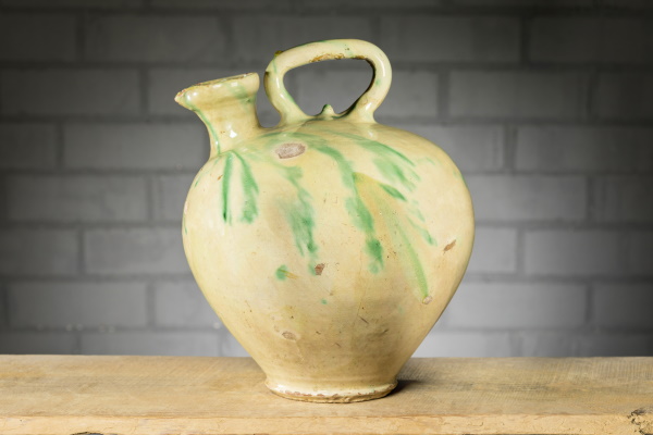 Càntir d’oli: per contenir, transportar i abocar oli. Bany d’engalba blanca de base, esquitxos de vernís verd i vernís transparent al damunt. TM. 8000 | © Jordi Geli / Terracotta Museu