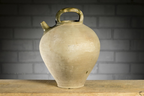 Poal: per treure aigua del pou, transportar-la i beure’n a galet. Bany de vernís verd a guarniments. TM. 7792 | © Jordi Geli / Terracotta Museu