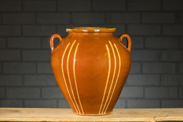 Gerra: per emmagatzemar i conservar aliments adobats, per posar-hi mel, olives... Bany d’engalba vermella de base, decoració amb engalba blanca aplicada a llanterna i vernís. TM. 11580 | © Jordi Geli / Terracotta Museu