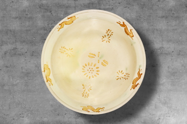 Plata fonda: per preparar i servir viandes. Bany d’engalba blanca de base, decoració amb engalba vermella aplicada a trepa i vernís. TM. 8186 | © Jordi Geli / Terracotta Museu