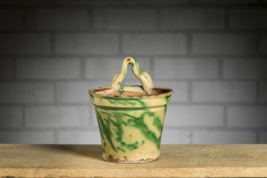 Cullerer: per posar-hi a escórrer els coberts després de rentar-los. Bany d’engalba blanca de base, esquitxos de vernís verd i vernís transparent al damunt. TM. 8754 | © Jordi Geli / Terracotta Museu
