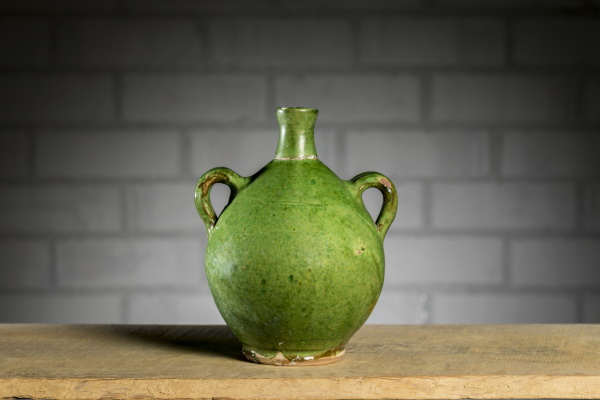 Barral: per dur vi al camp. Bany d’engalba blanca i vernís verd.TM. 8008 | © Jordi Geli / Terracotta Museu