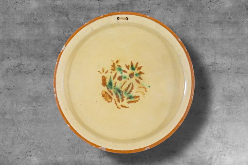 Plata plana: per preparar i servir viandes. Bany d’engalba blanca de base, decoració amb engalba vermella aplicada a trepa i vernís. TM. 1794 | © Jordi Geli / Terracotta Museu